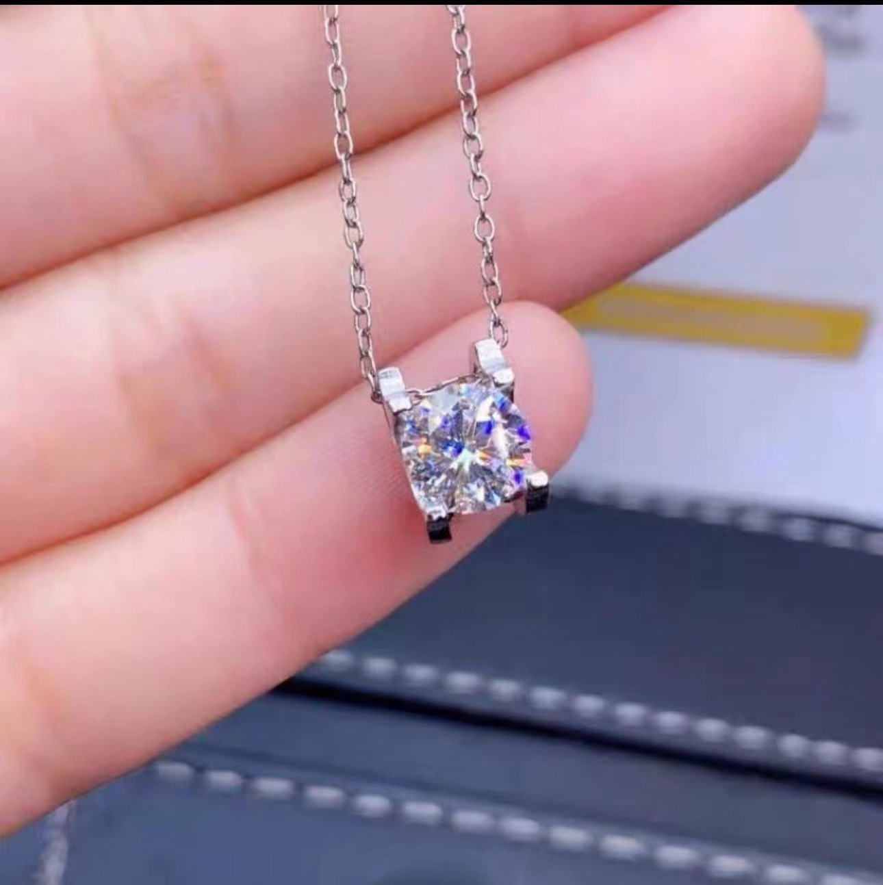 One carat high-end synthetic gem necklace in addition to extremely hard, the most attractive is its dazzling light