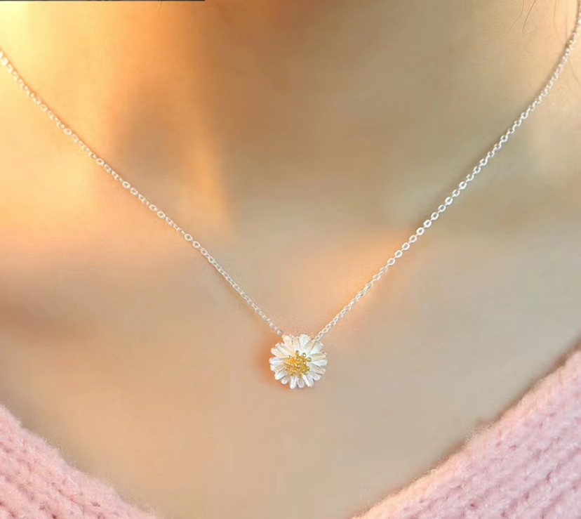 Daisy pendant necklace, quiet world, alluring love and vivid, red and red, witness the miracle of love