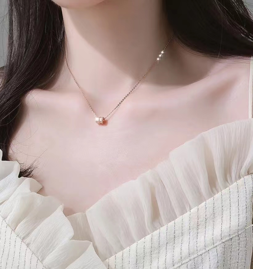 Small waist pendant necklace, we treasure jewelry, in fact, in the collection of life's imprint