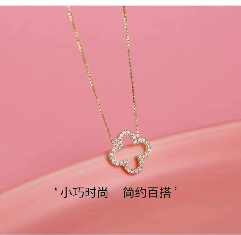 Four-leaf clover pendant I hold you in my heart, even though we are all grey