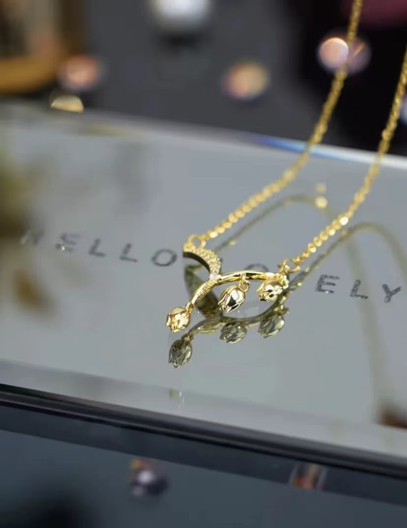 A necklace of tulips and flowers evokes avant-garde style and modern charm