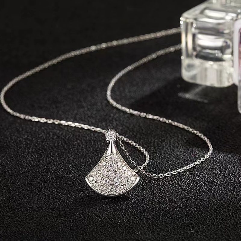 The Xiaojin fan necklace sparkles in the night sky