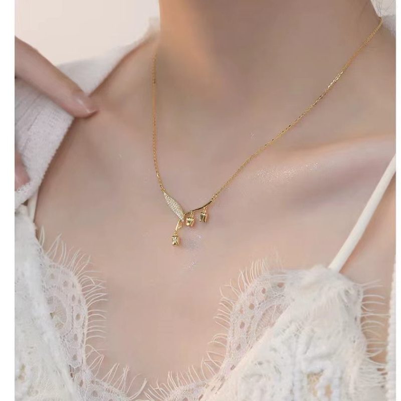 A necklace of tulips and flowers evokes avant-garde style and modern charm