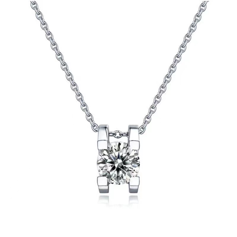 One carat high-end synthetic gem necklace in addition to extremely hard, the most attractive is its dazzling light