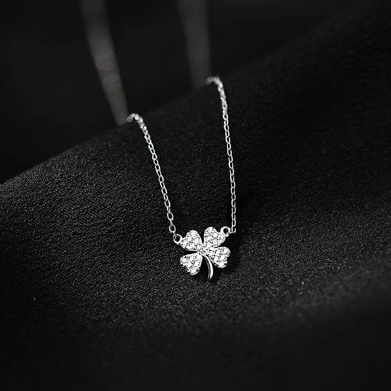 Goddess Synthetic Gem Necklace This synthetic gem necklace is the crystallization of the soul. It is bright, translucent and translucent